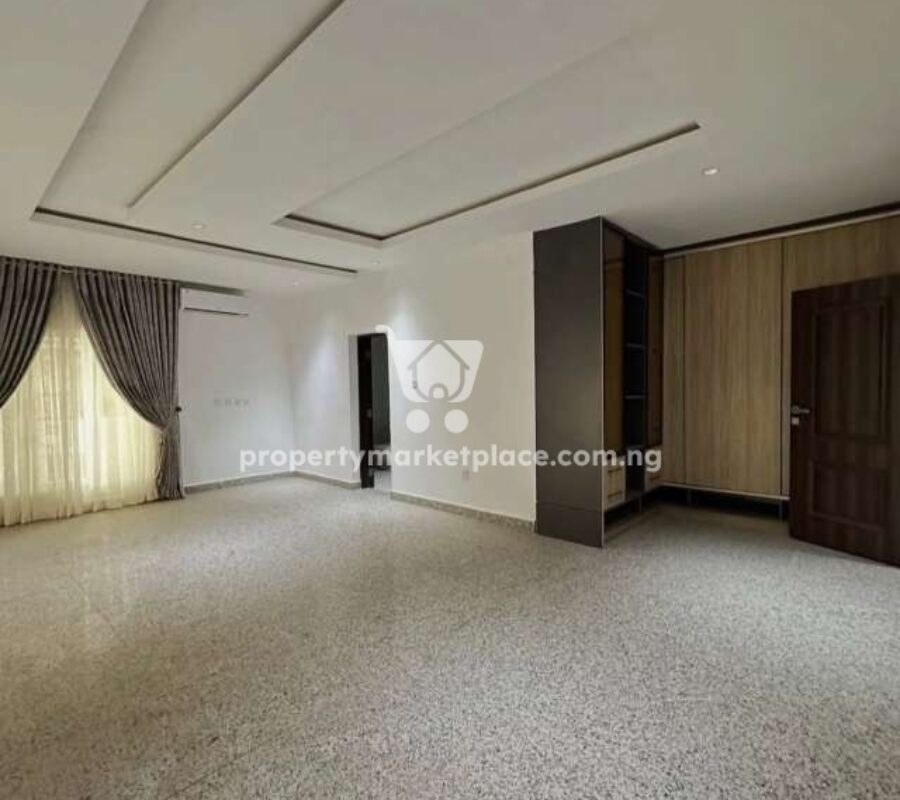 Tastefully built 6 bedroom detached duplex with 2 rooms Bq