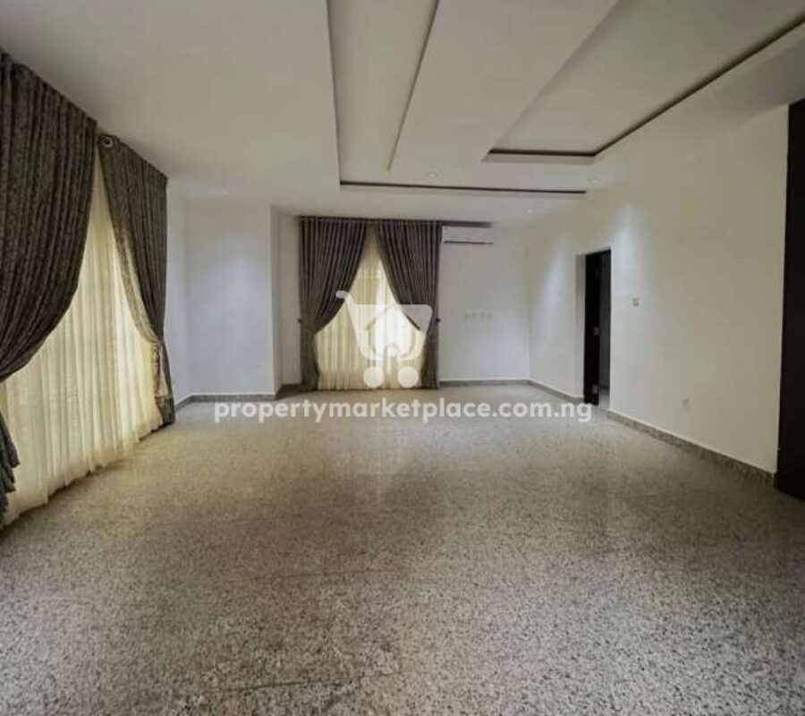 Tastefully built 6 bedroom detached duplex with 2 rooms Bq