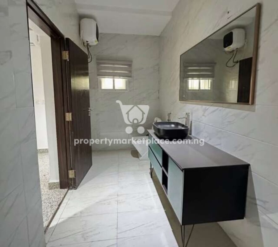 Tastefully built 6 bedroom detached duplex with 2 rooms Bq