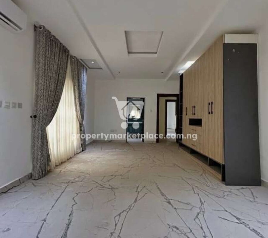 Tastefully built 6 bedroom detached duplex with 2 rooms Bq
