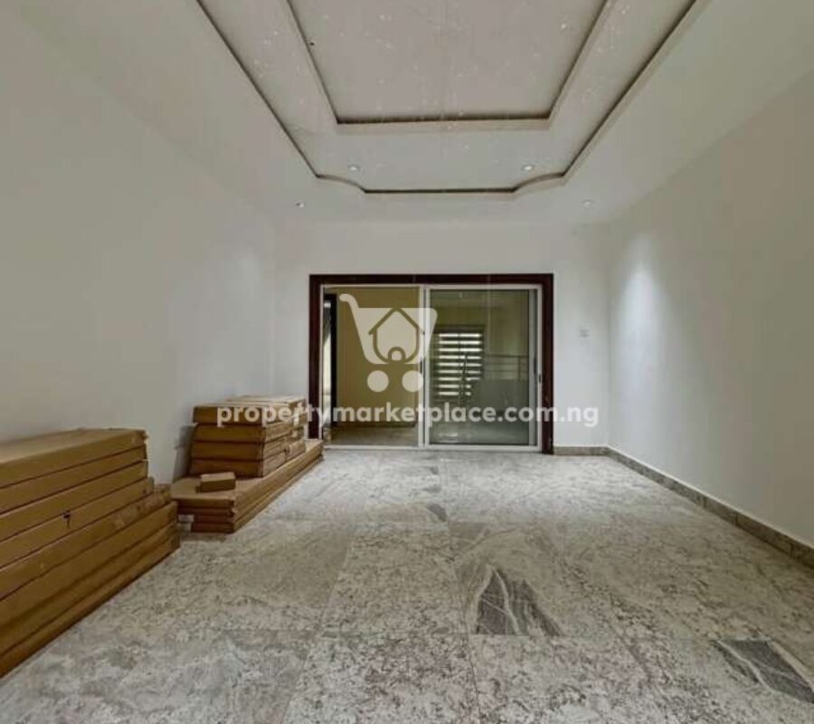 Tastefully built 6 bedroom detached duplex with 2 rooms Bq