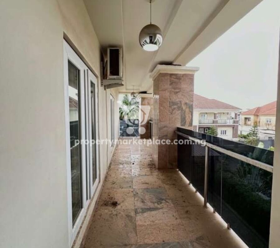 Tastefully built 6 bedroom detached duplex with 2 rooms Bq