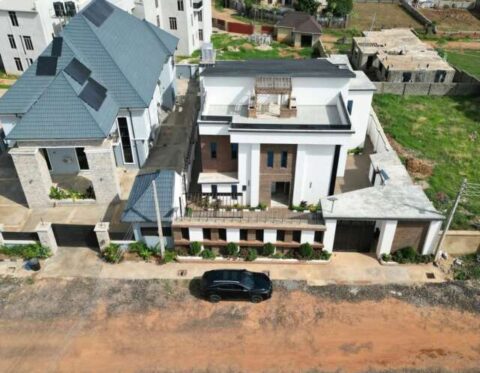 Luxury 6 bedroom detached duplex with swimming pool