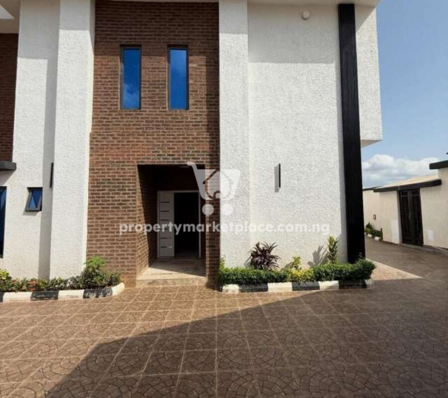 Luxury 6 bedroom detached duplex with swimming pool