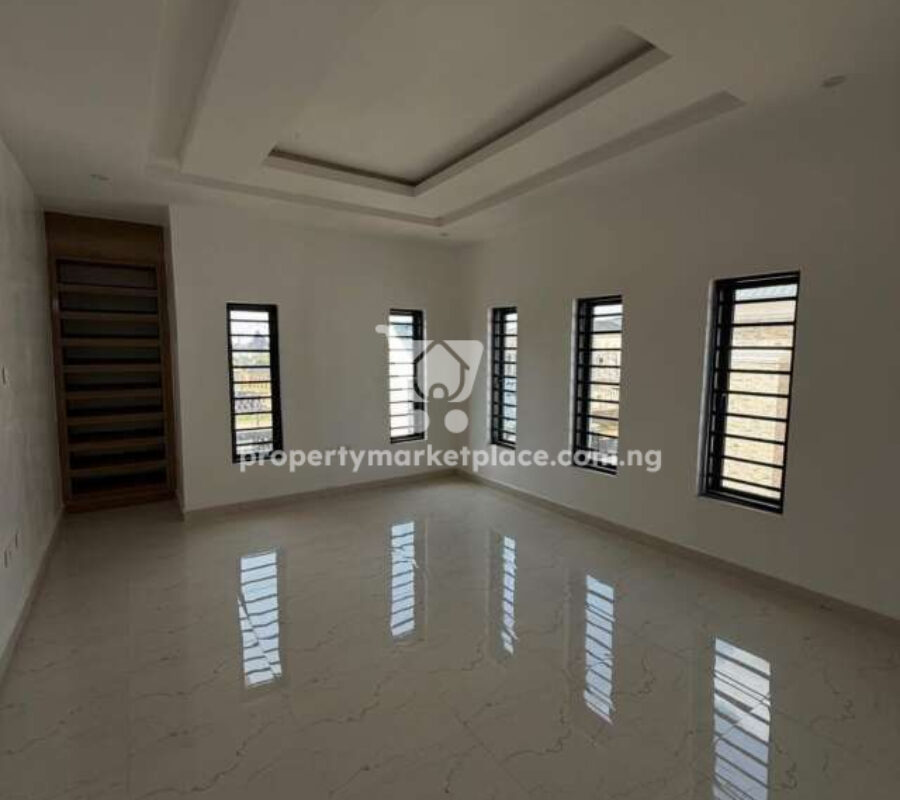Luxury 6 bedroom detached duplex with swimming pool