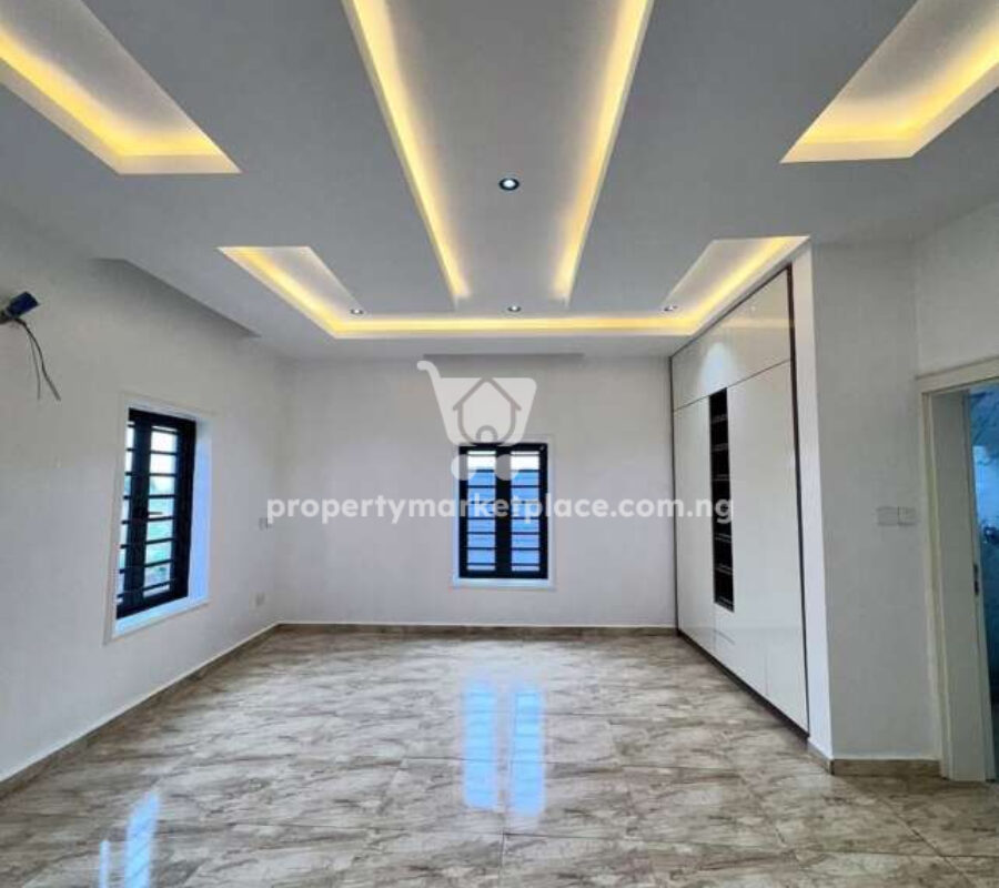 Superbly finished 5 bedroom detached duplex with 2 rooms Bq