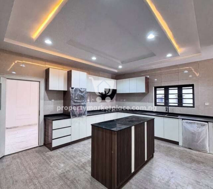 Superbly finished 5 bedroom detached duplex with 2 rooms Bq