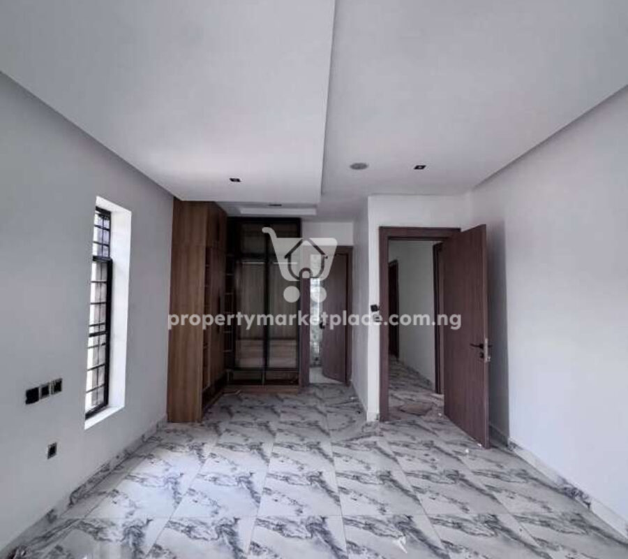 Superbly finished 5 bedroom detached duplex with 2 rooms Bq