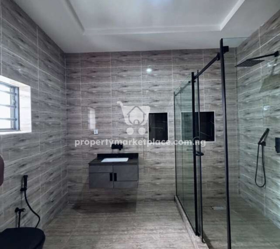 Superbly finished 5 bedroom detached duplex with 2 rooms Bq