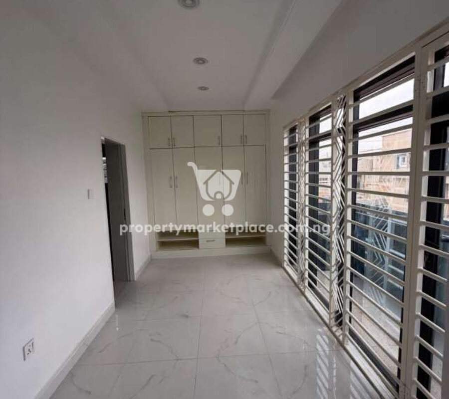 Nicely finished 4 bedroom detached duplex with a room Bq