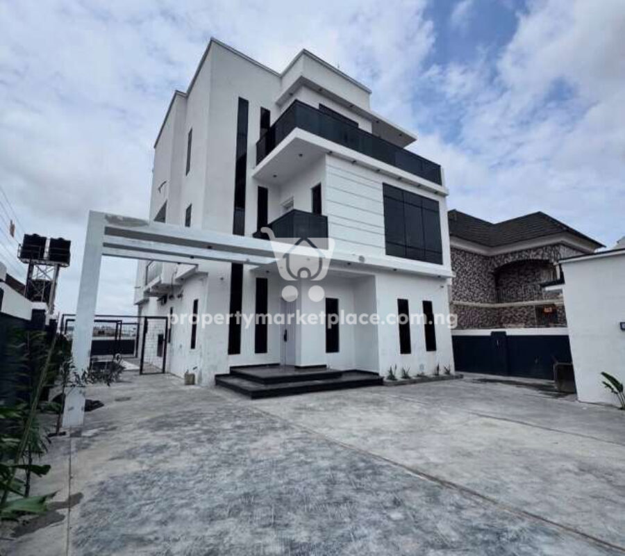 Luxury 5 bedroom detached duplex with swimming pool