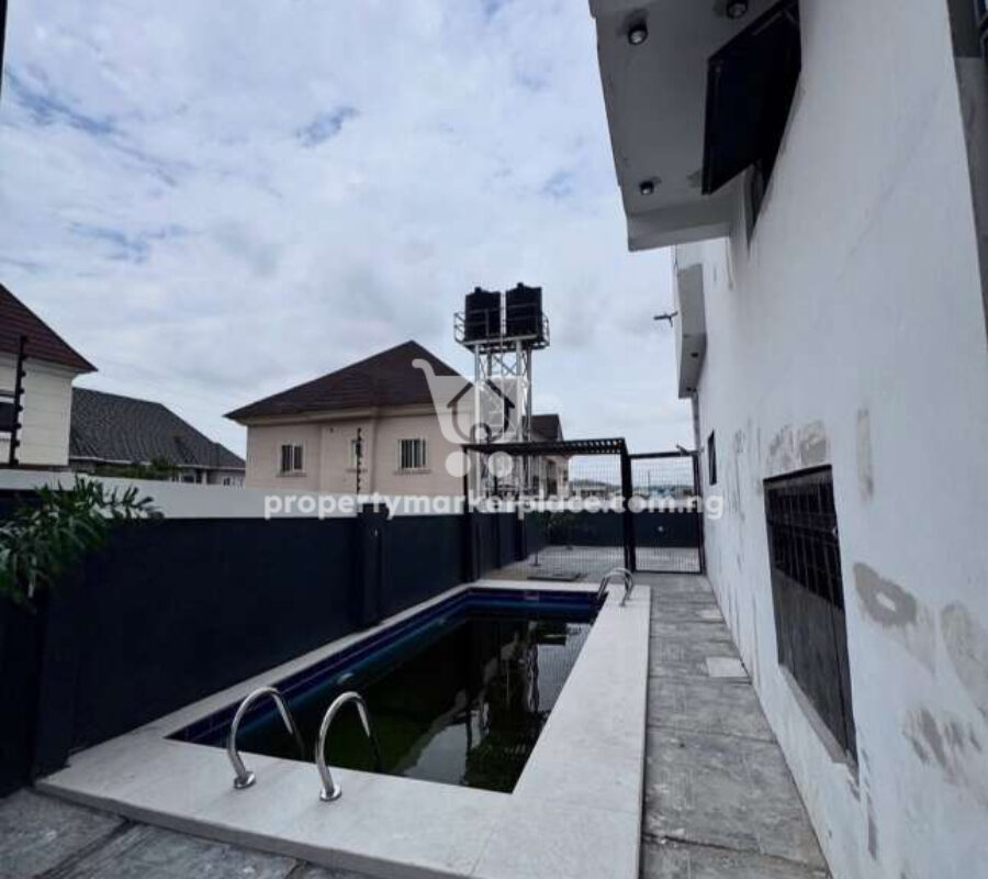 Luxury 5 bedroom detached duplex with swimming pool