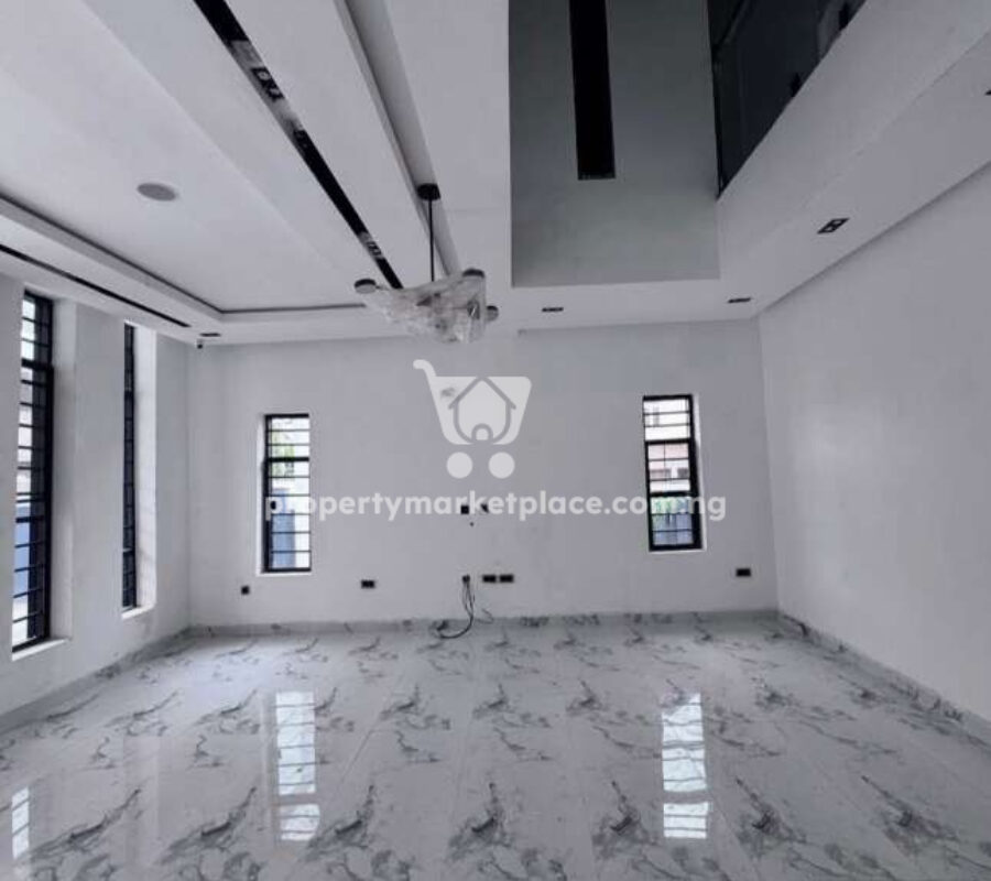 Luxury 5 bedroom detached duplex with swimming pool