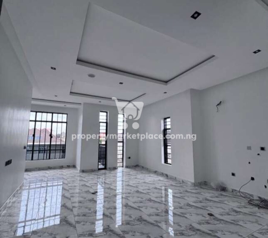 Luxury 5 bedroom detached duplex with swimming pool