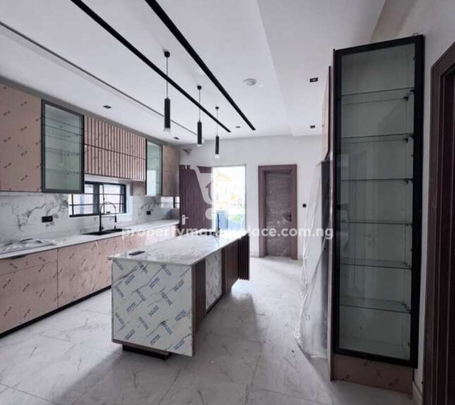 Luxury 5 bedroom detached duplex with swimming pool