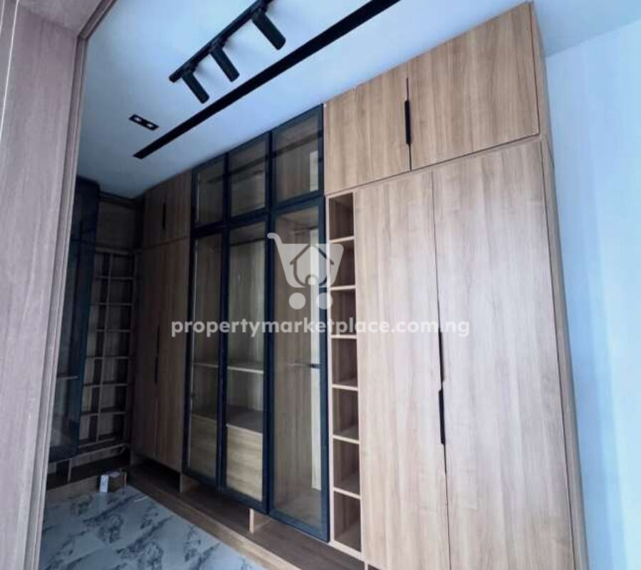 Luxury 5 bedroom detached duplex with swimming pool