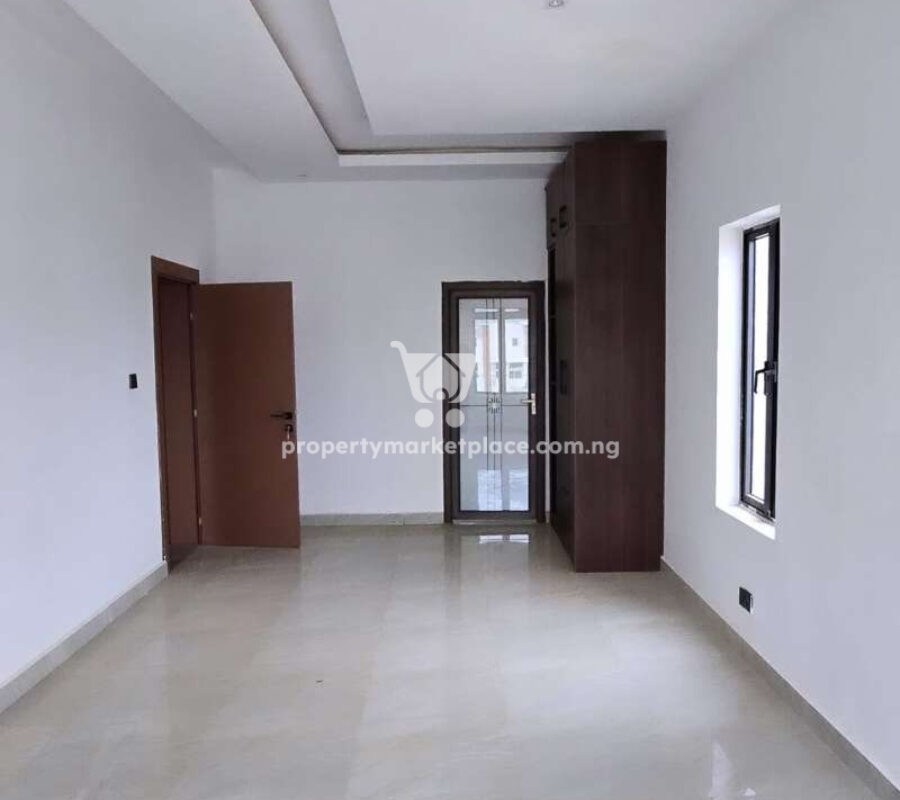 Spacious 4 bedroom terrace duplex with open rooftop