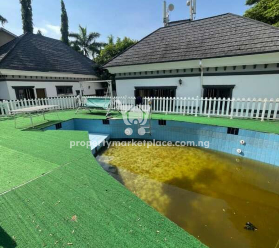 Luxurious 6 bedroom mansion with swimming pool