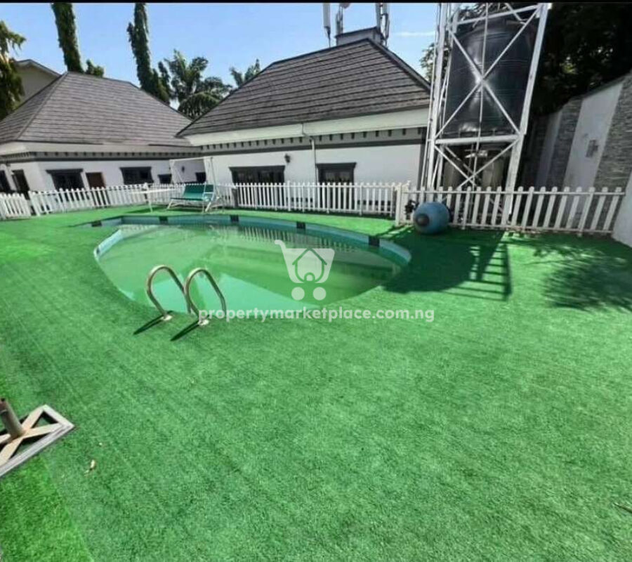 Luxurious 6 bedroom mansion with swimming pool