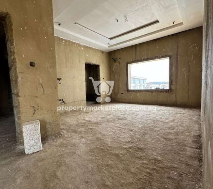 Spacious 4 bedroom terrace duplex with a room Bq