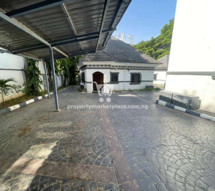 Luxurious 6 bedroom mansion with swimming pool