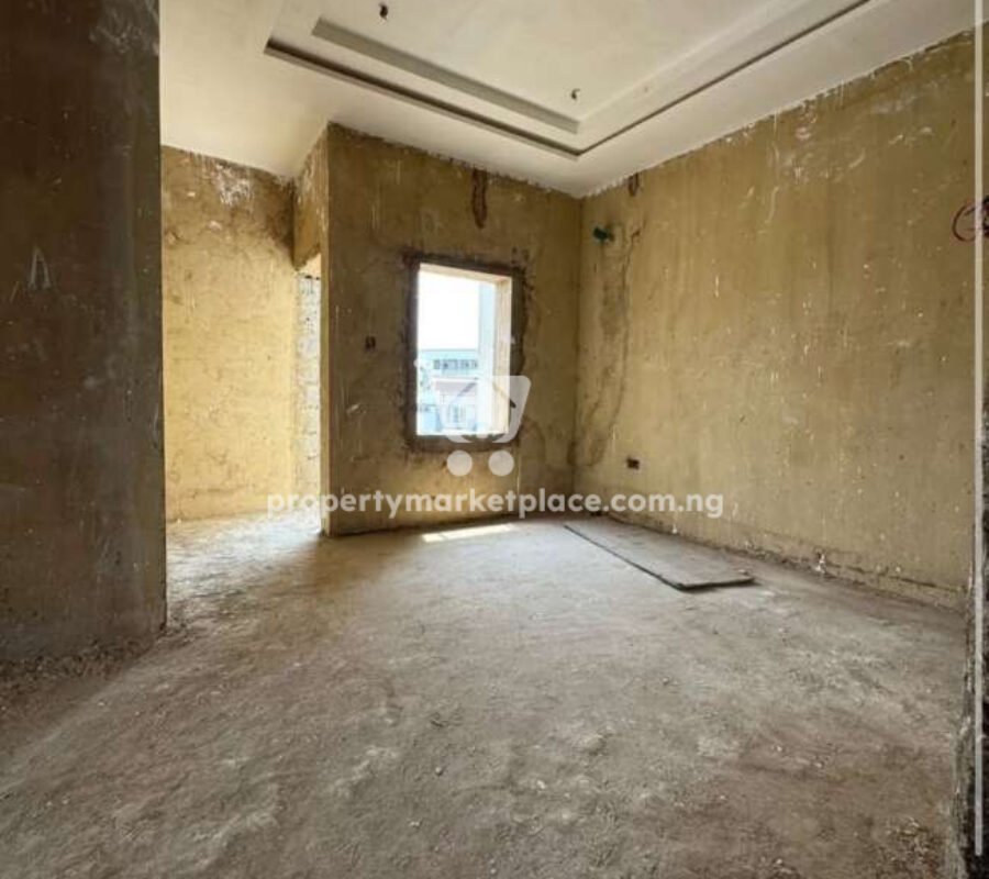 Spacious 4 bedroom terrace duplex with a room Bq