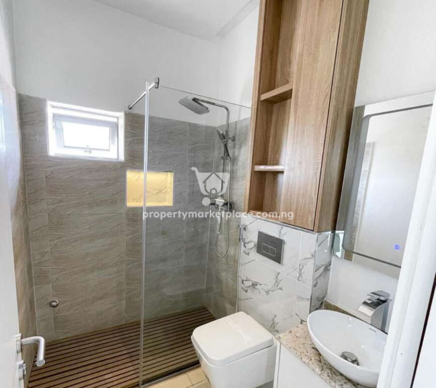 Spacious 4 bedroom detached duplex in a nice estate
