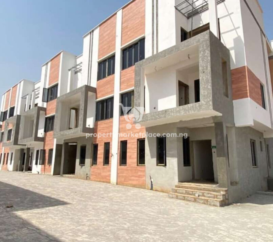 Spacious 5 bedroom terrace duplex with a room Bq