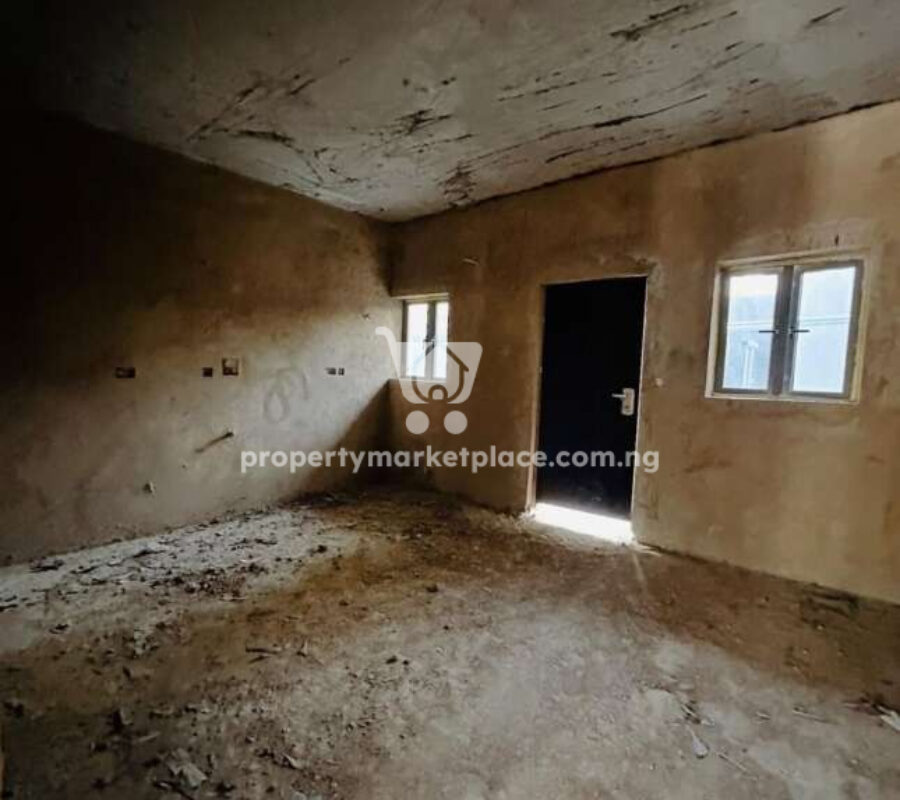 Spacious 4 bedroom terrace duplex with a room Bq
