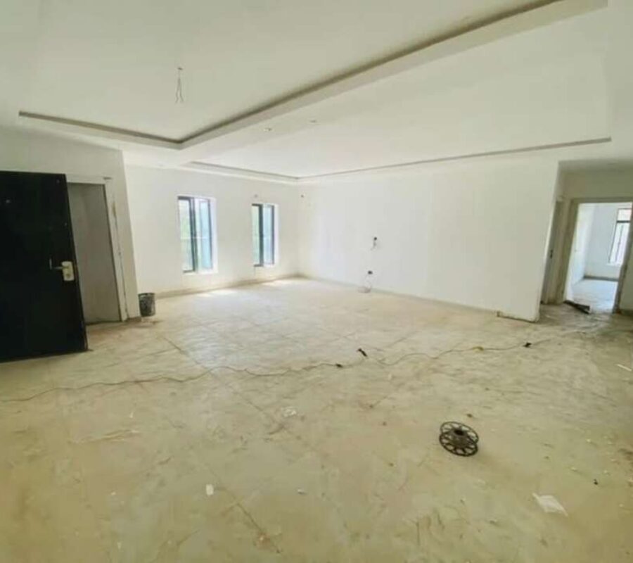 Spacious and solidly built 3 bedroom flat with Bq