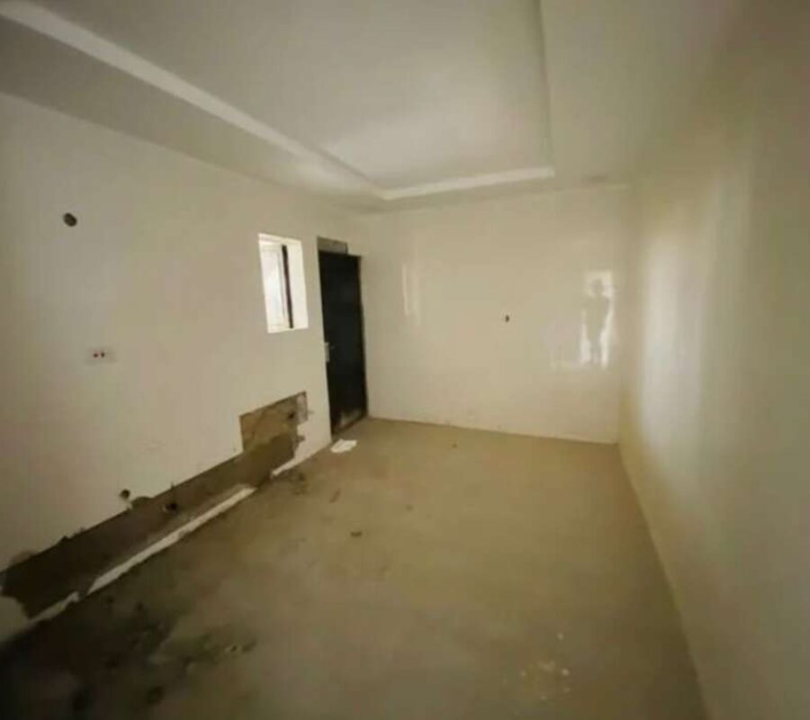 Spacious and solidly built 3 bedroom flat with Bq