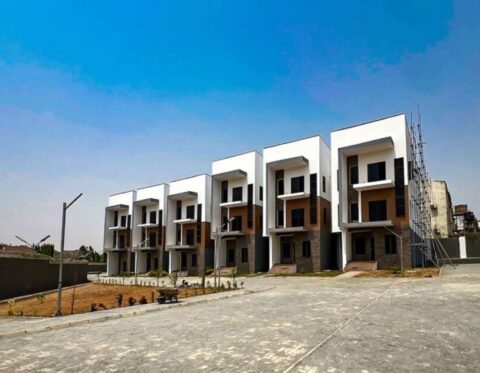 Spacious 4 bedroom terrace duplex with a room Bq