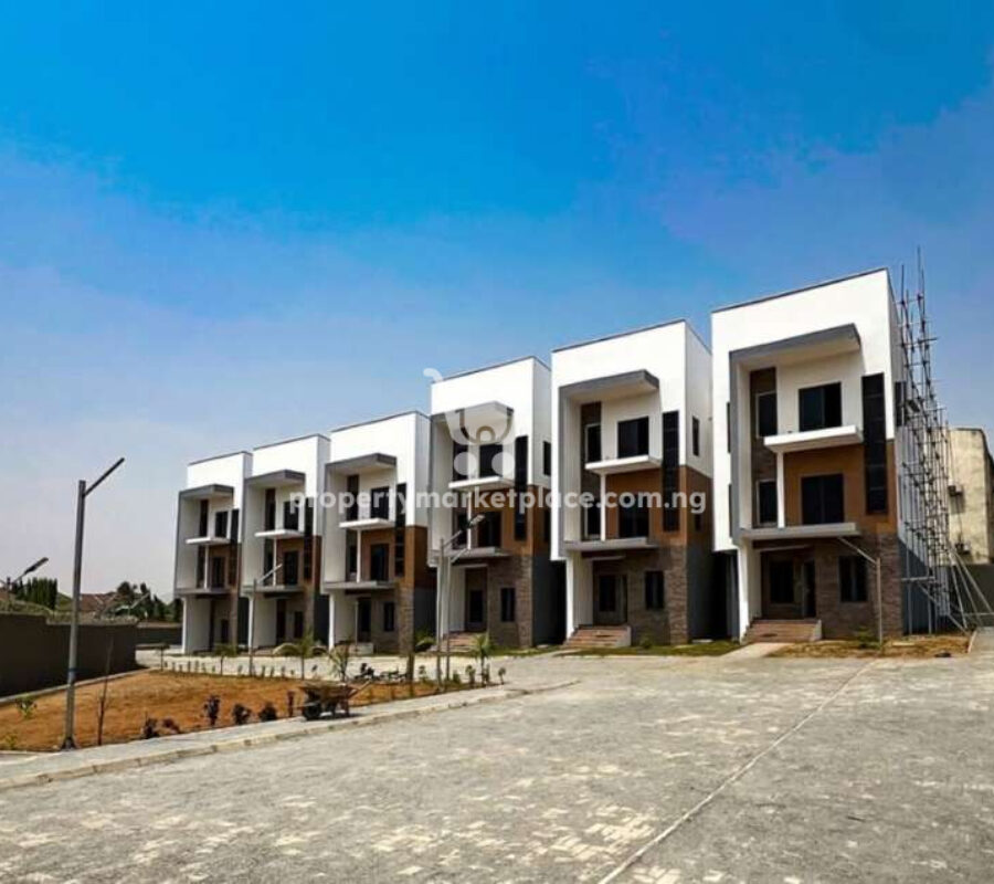 Spacious 4 bedroom terrace duplex with a room Bq