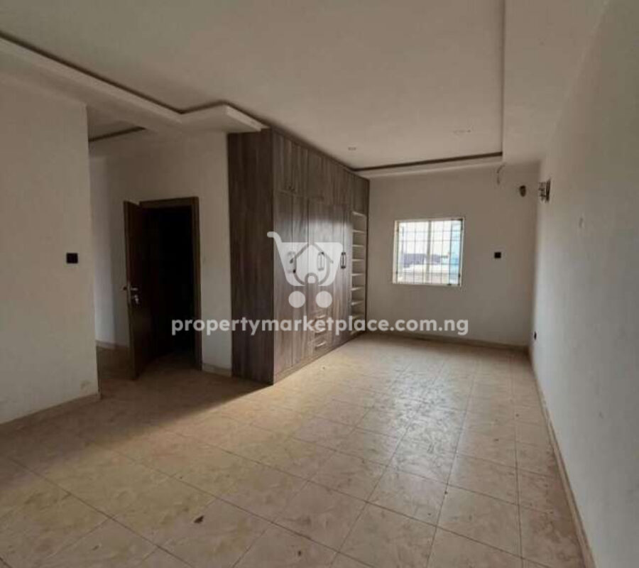 Nicely finished 2 bedroom terrace duplex