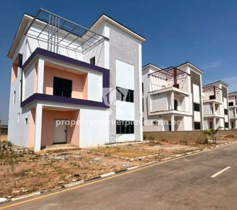 Spacious 5 bedroom detached duplex in a serene estate