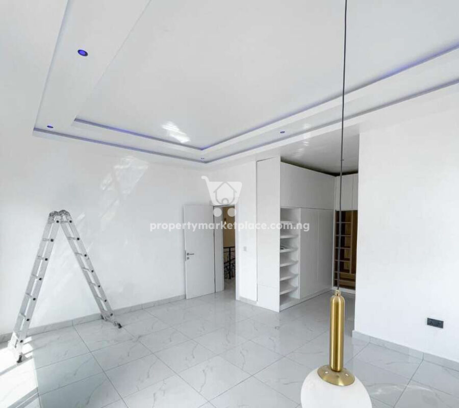 Spacious 4 bedroom detached duplex in a nice estate