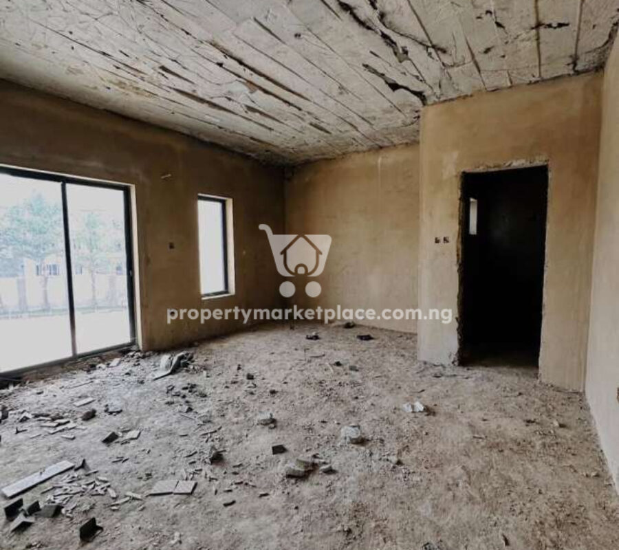 Spacious 4 bedroom terrace duplex with a room Bq