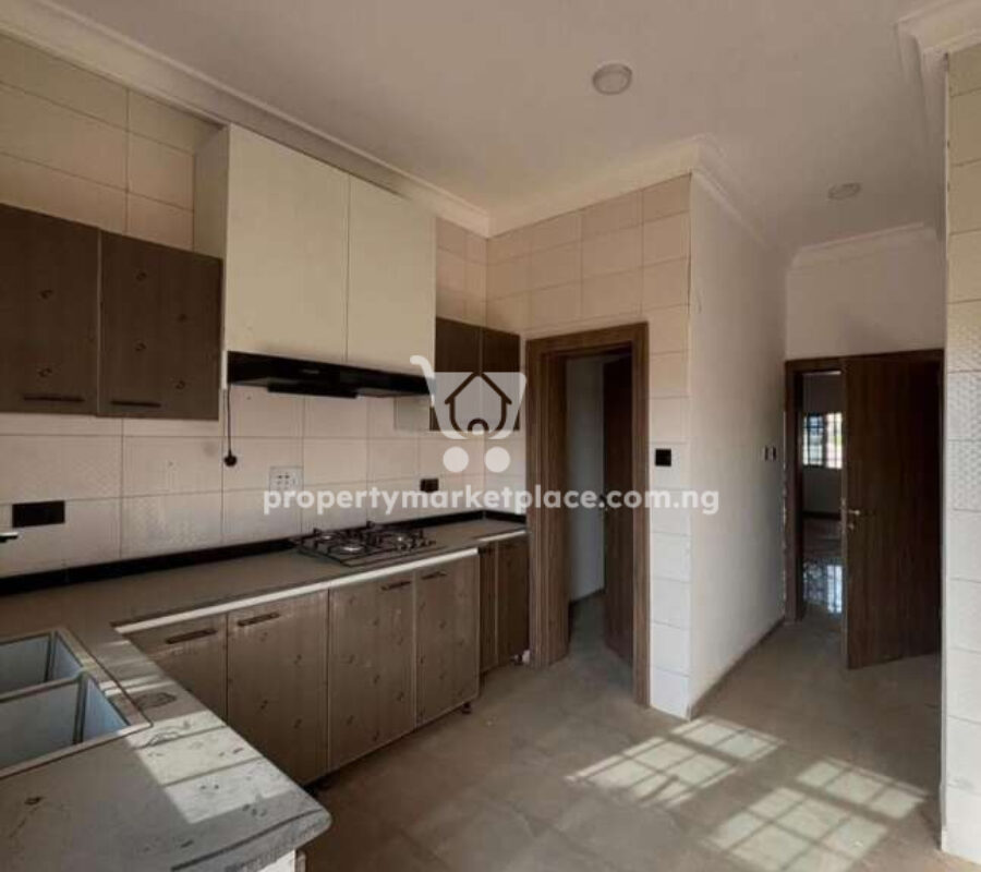 Nicely finished 2 bedroom terrace duplex