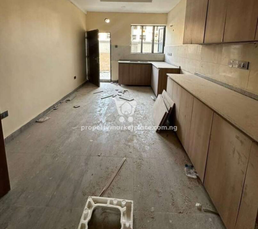 Spacious 5 bedroom terrace duplex with a room Bq