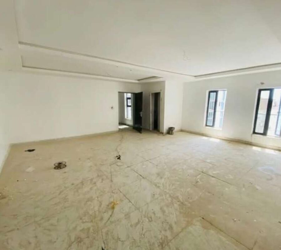 Spacious and solidly built 3 bedroom flat with Bq