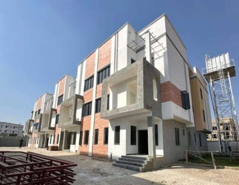 Spacious 5 bedroom terrace duplex with a room Bq