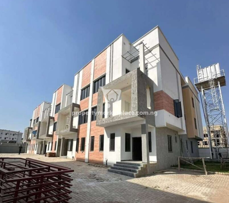 Spacious 5 bedroom terrace duplex with a room Bq