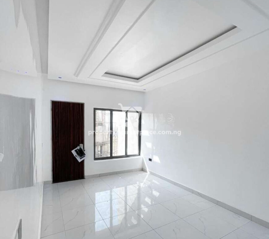 Spacious 4 bedroom detached duplex in a nice estate