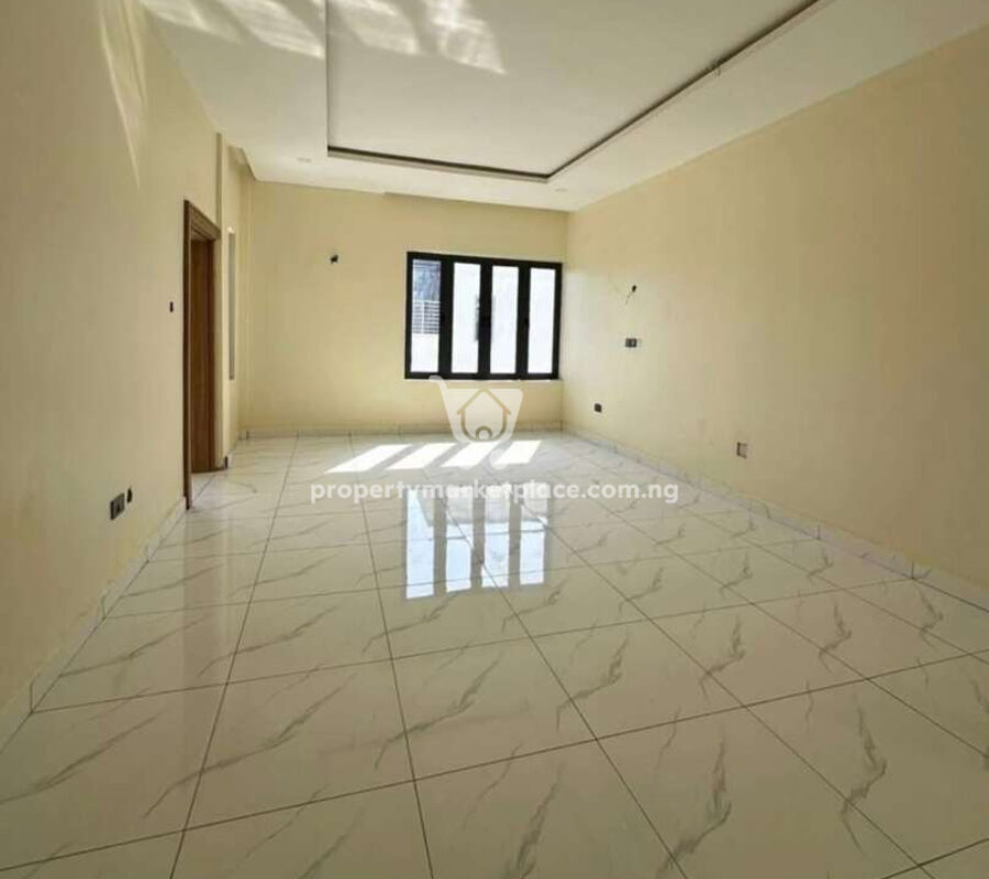 Spacious 5 bedroom terrace duplex with a room Bq