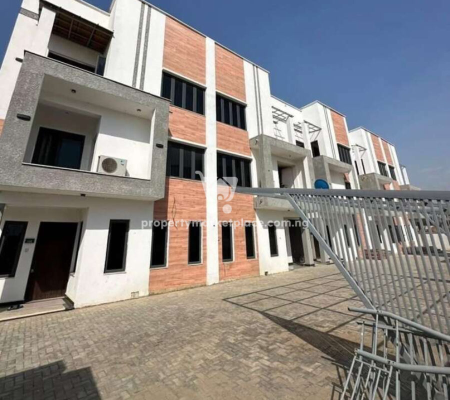 Spacious 5 bedroom terrace duplex with a room Bq