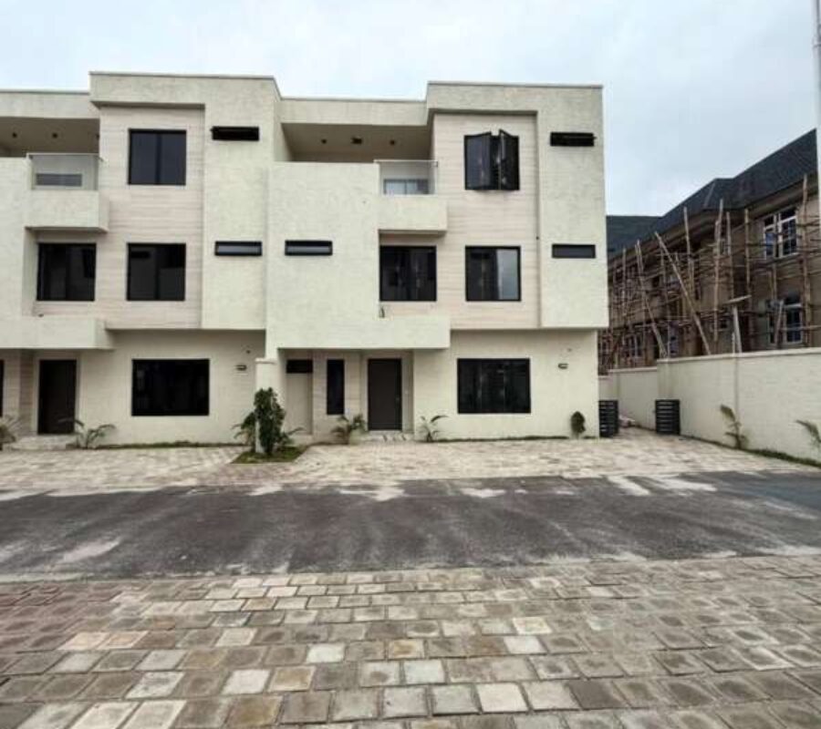 Spacious 4 bedroom terrace duplex with a room Bq