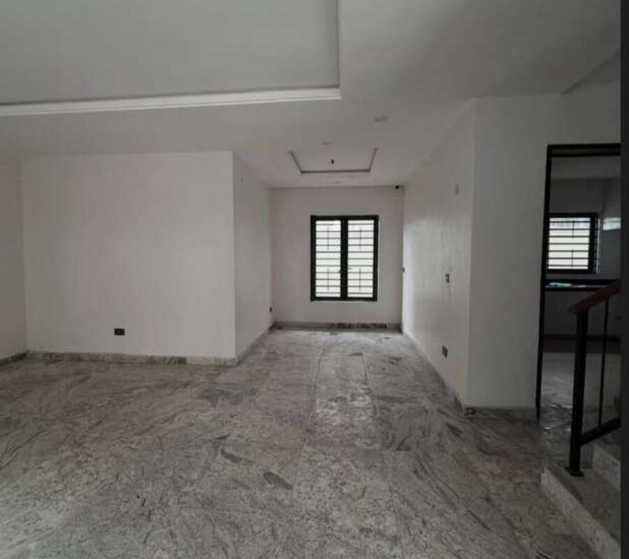 Spacious 4 bedroom terrace duplex with a room Bq