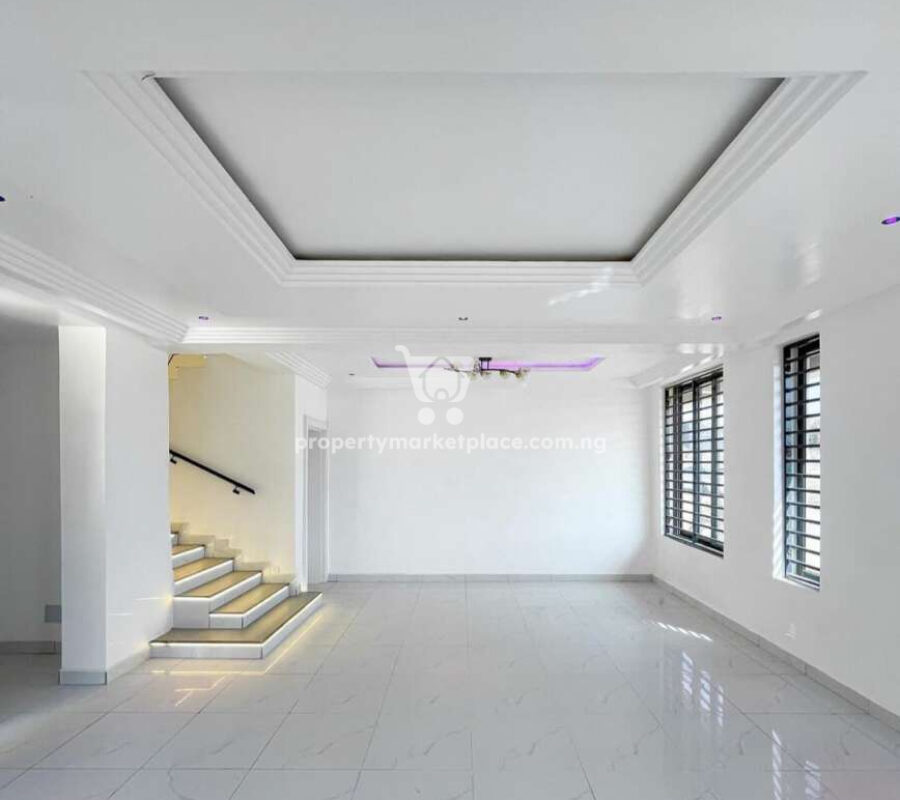 Spacious 4 bedroom detached duplex in a nice estate