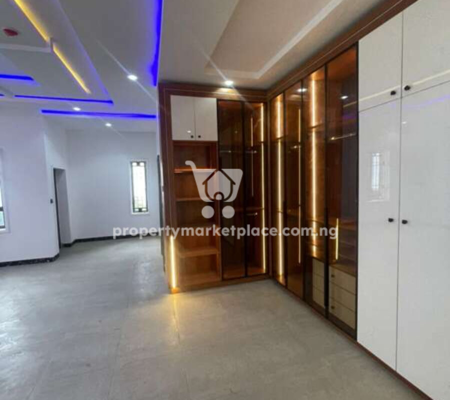 Luxurious 7 bedroom detached duplex with swimming pool