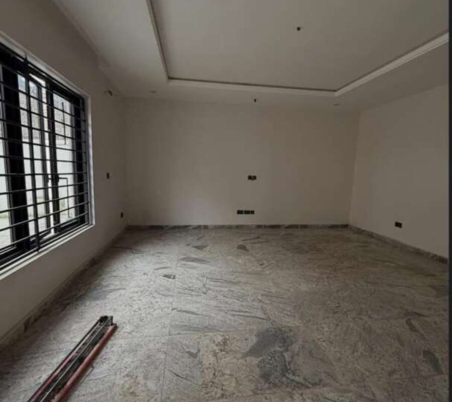 Spacious 4 bedroom terrace duplex with a room Bq